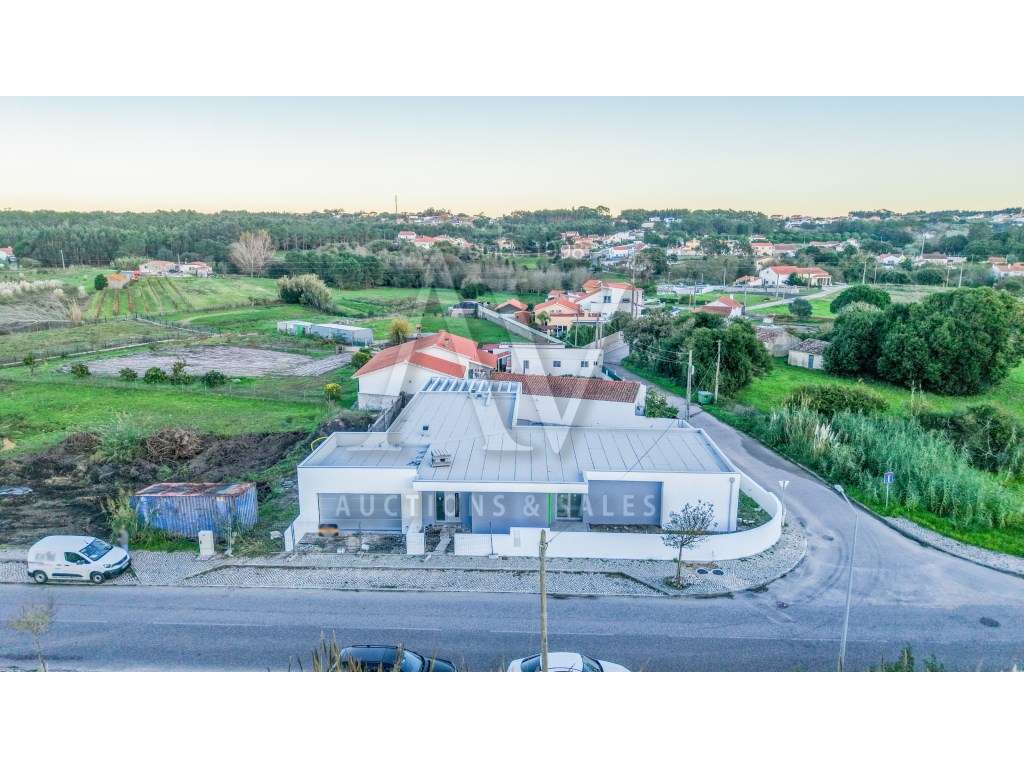 Moradia de luxo, V4, térrea, isolada e com piscina-26