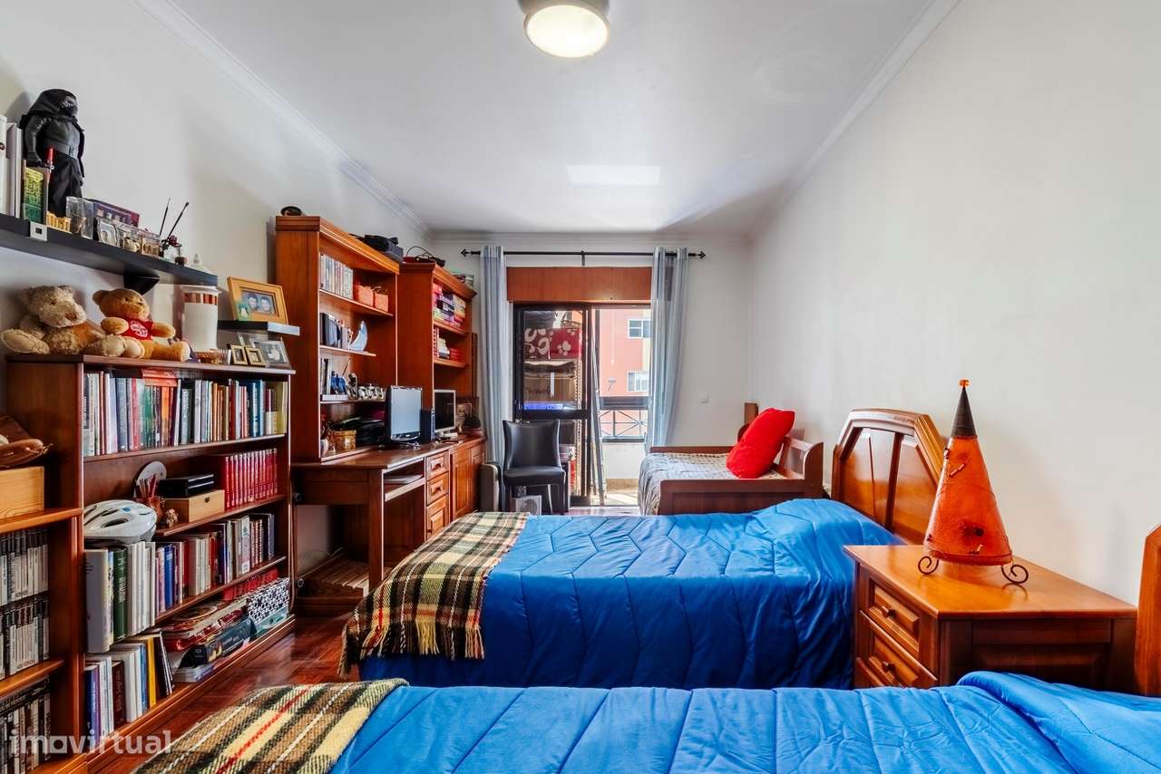 Apartamento T2 c/ 2 Lugares de Estacionamento e Terraço c/ 30m2 em Mem-33