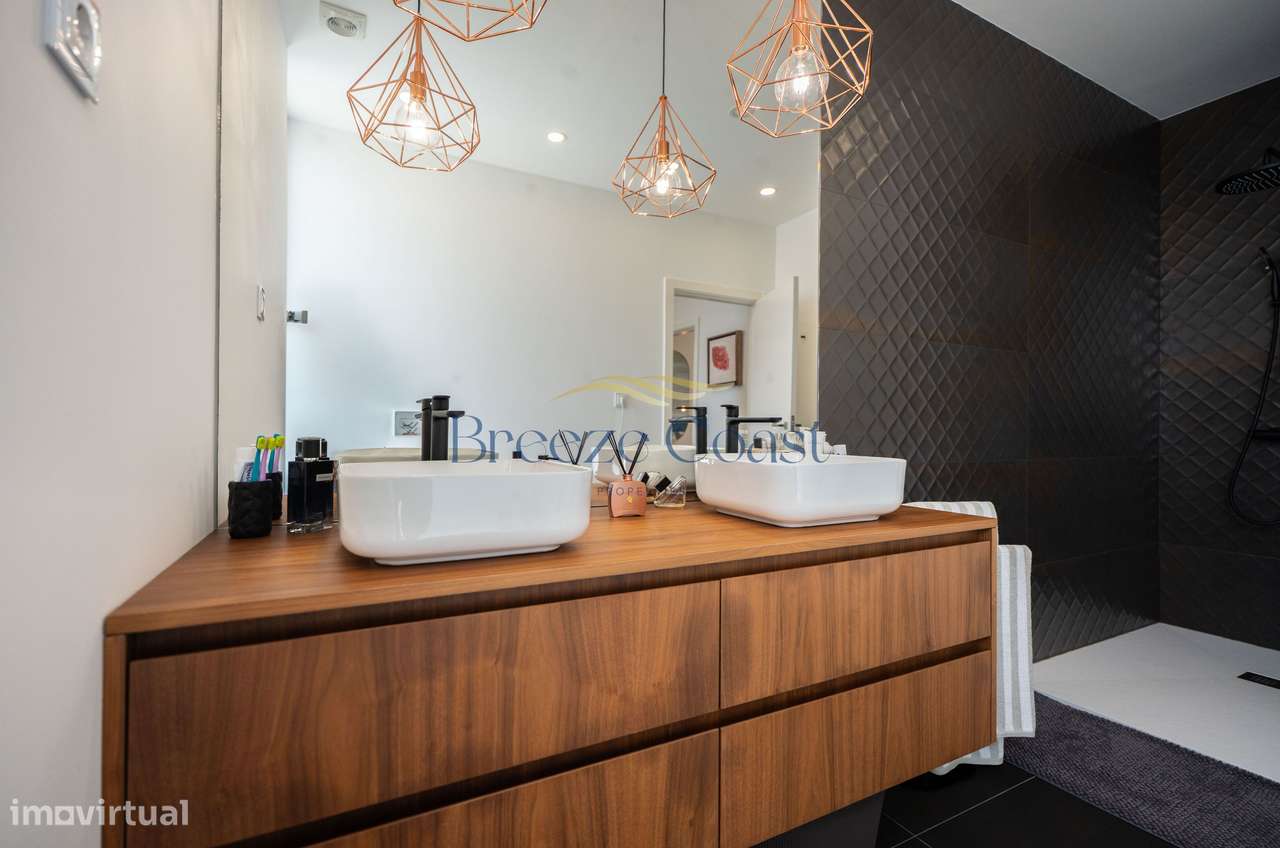 Moradia T4 de Arquitetura Distinta e Elegância Intemporal-30