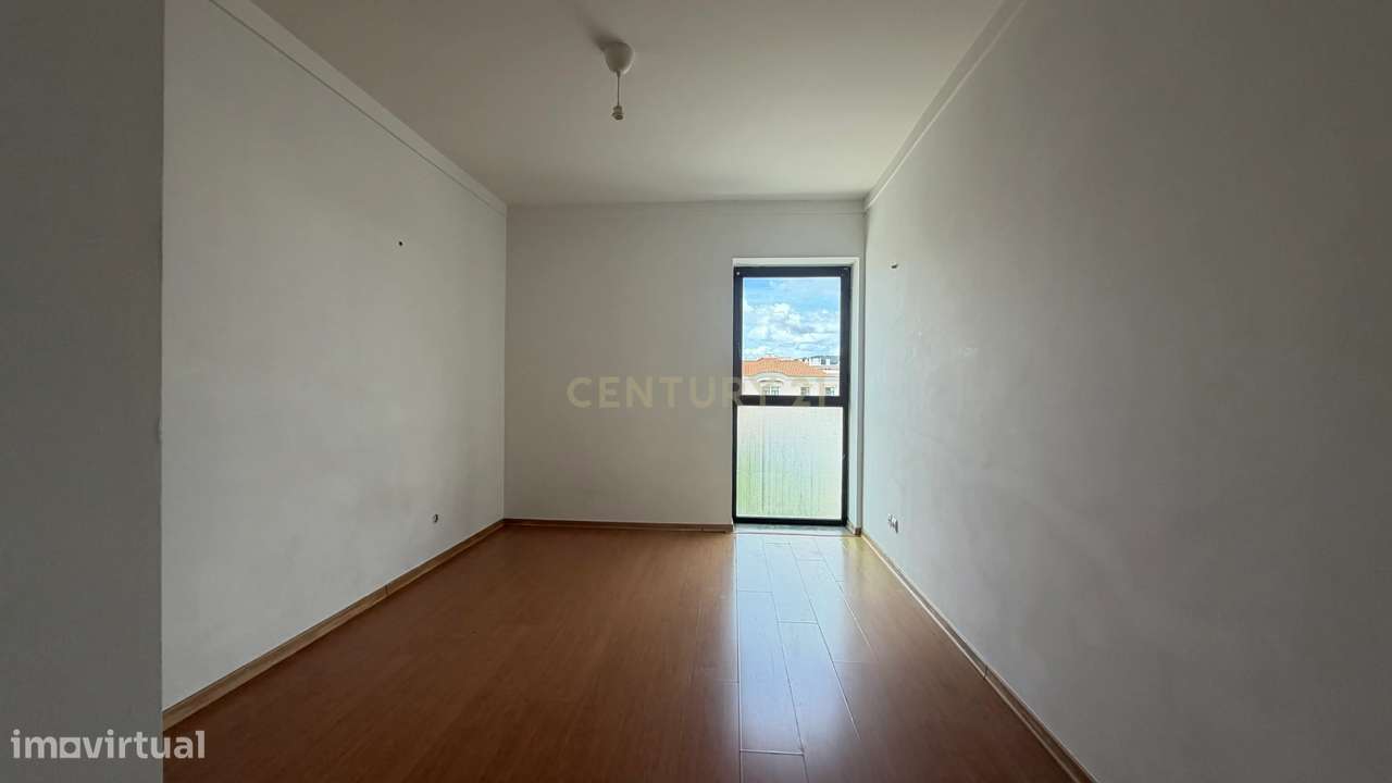 Apartamento T3 com Varanda, Arrecadação e Três Lugares de Parqueamento-15