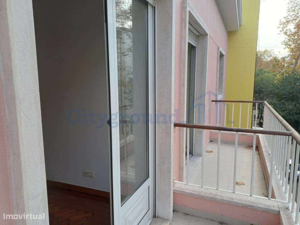 Excelente prédio renovado, de 10 fracções, em Benfica-7