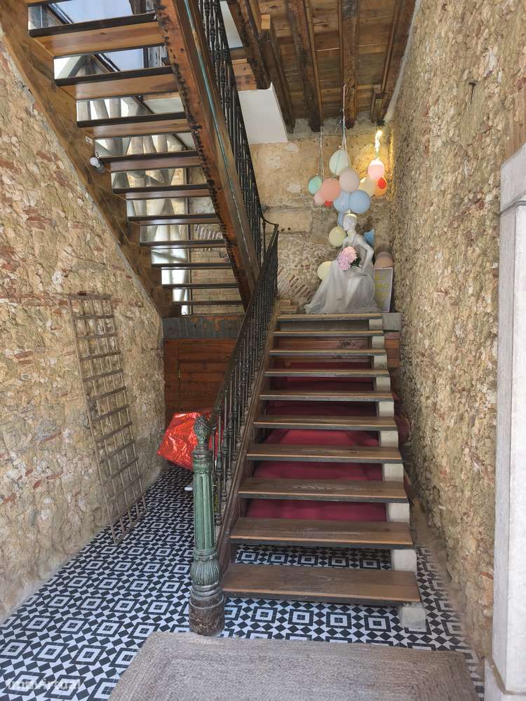 Espaços comerciais em edifício histórico da Romeira - Grande imagem: 2/4