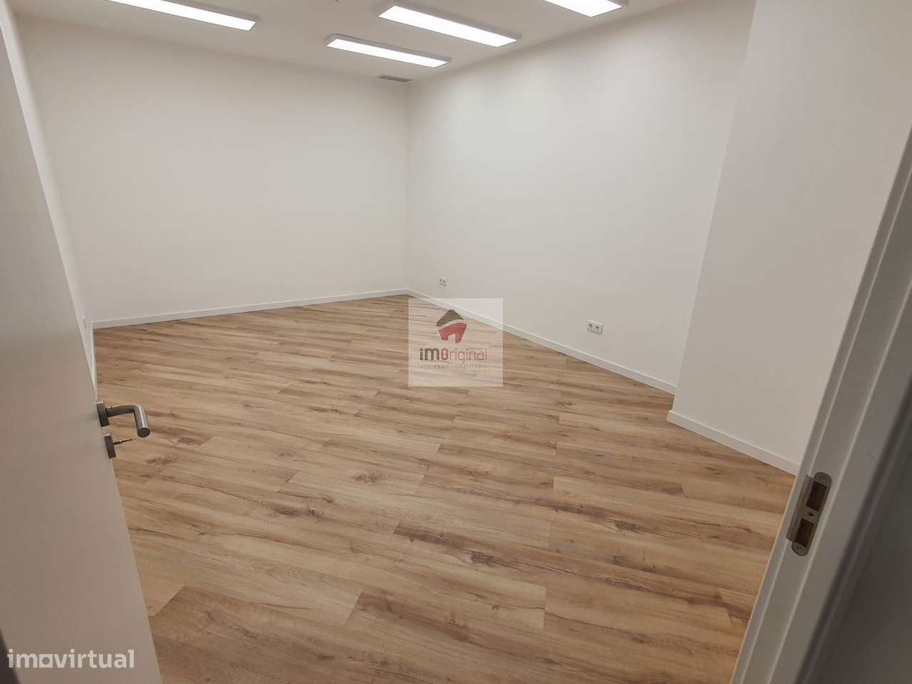 Loja / escritório junto Metro / Câmara de Gaia-21