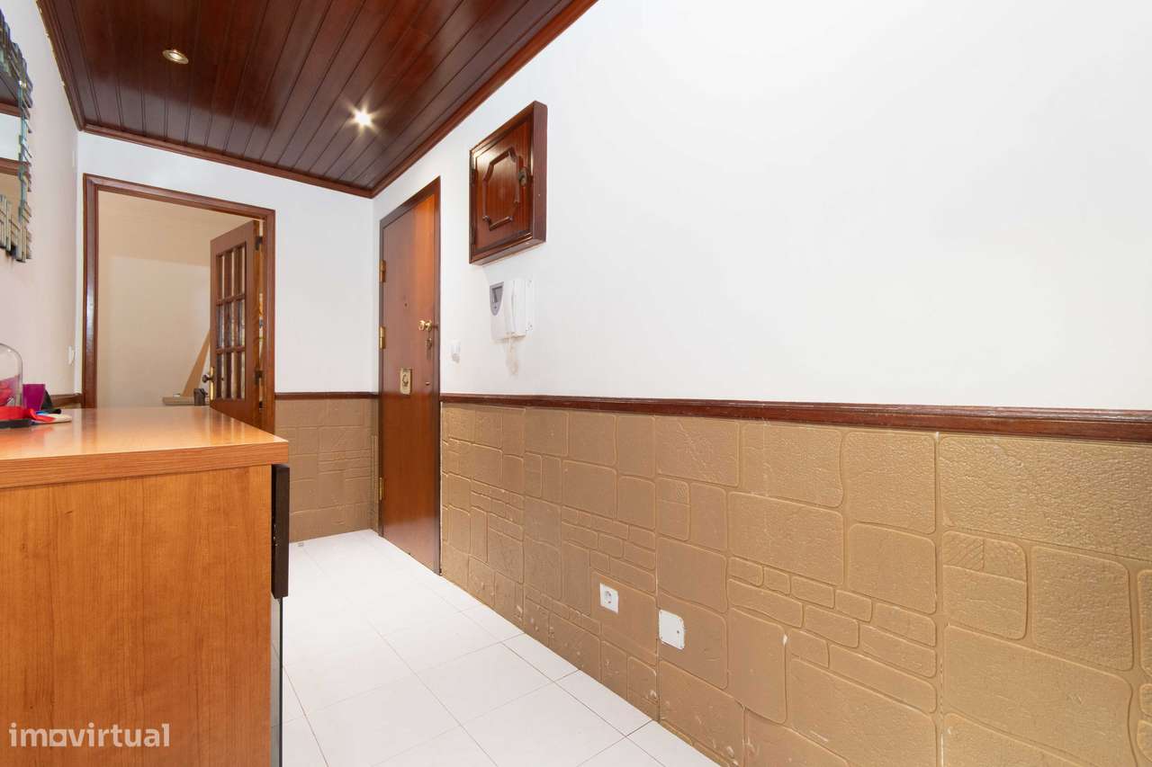 T2 com arrecadação, boas áreas, excelente localização Povoa Sta Iria-11