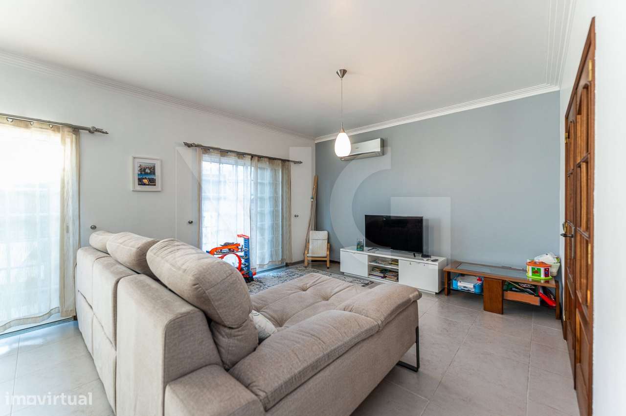 Moradia T4 com pátio, jardim e garagem em Covelas - Trofa-8