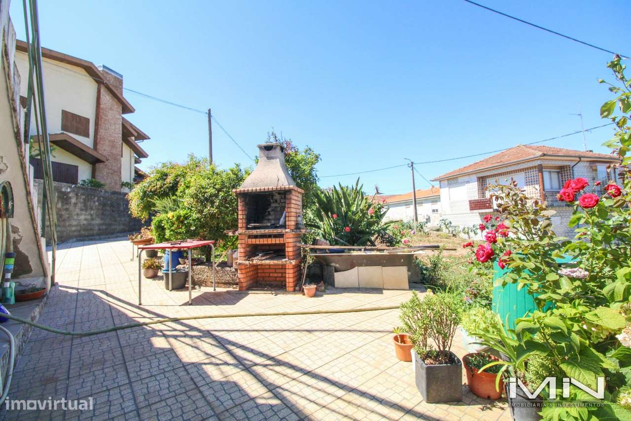 Mini Quinta com Construção Robusta, Poço, Adega e Viabilidade para Seg-41
