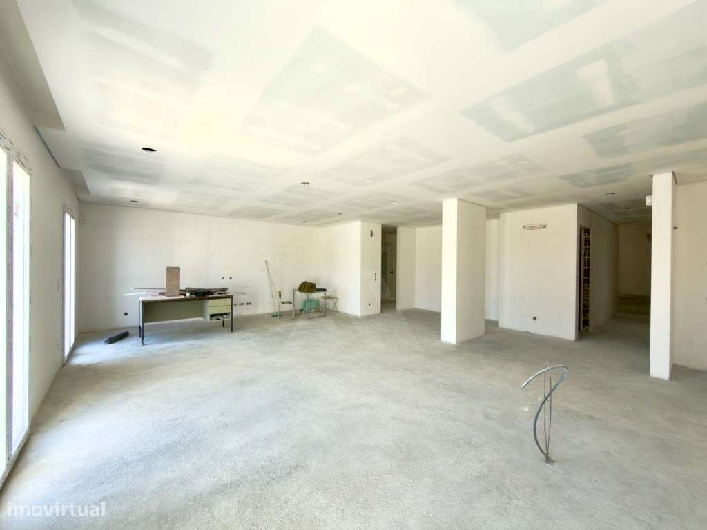 Apartamento T4+1 duplex remodelado com jacuzzi e garagens em Alcabi...-7