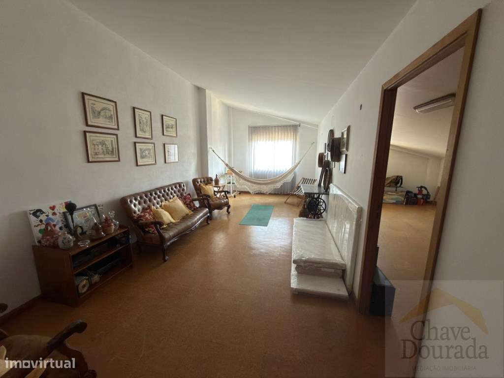 Apartamento T3+3 com garagem e sótão - São Martinho do Bispo-24