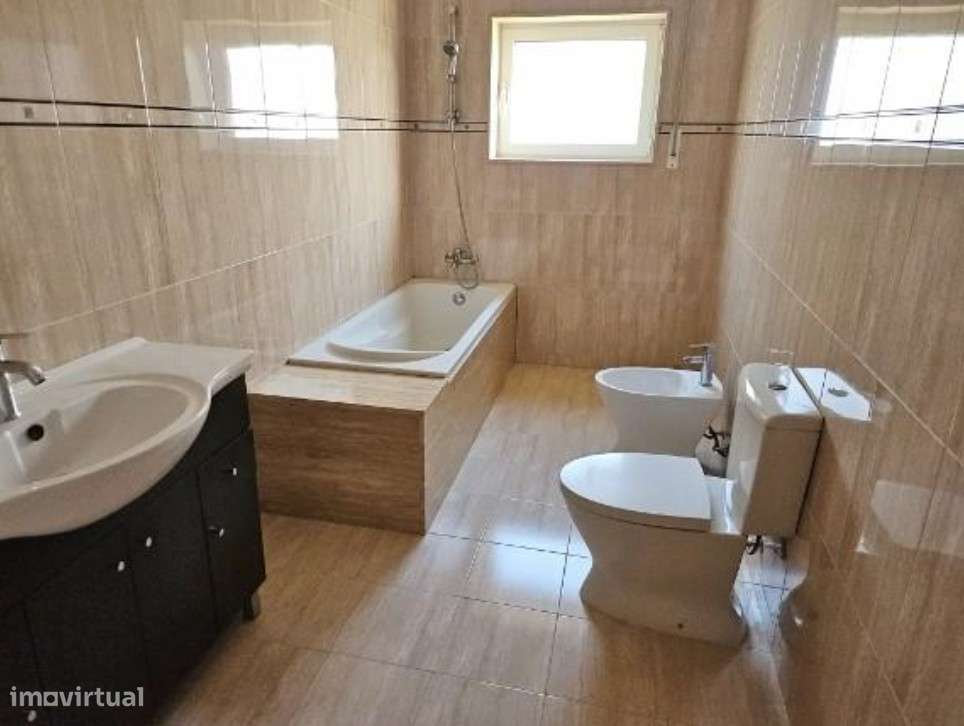 Moradia unifamiliar T3, situada no lugar da Ermida, Santa Cristina do - Grande imagem: 3/5