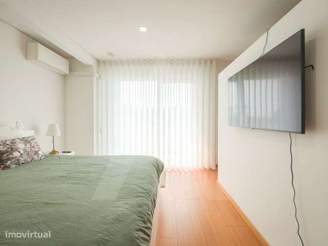 Moradia T4 de arquitetura moderna localizada em Aradas-24