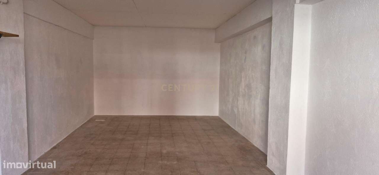 Garagem ampla com acesso direto à rua em Mem Martins, Sintra - Grande imagem: 5/9