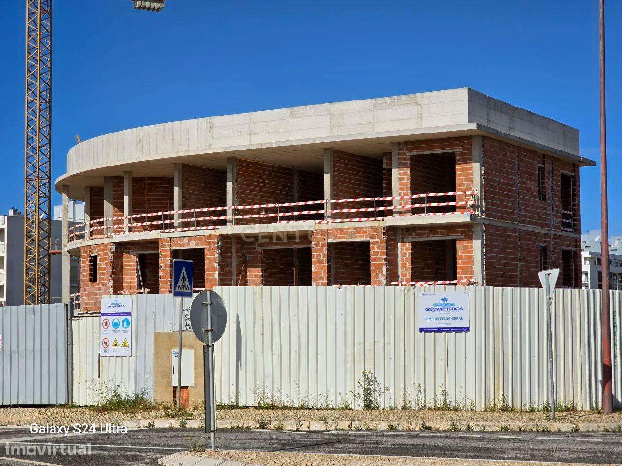 Magnífico apartamento T2+1 de luxo em fase de construção na Meia Praia - Grande imagem: 5/7