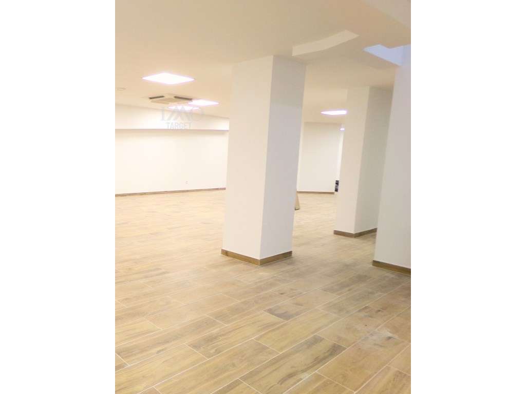 Espaço comercial com 586m² em Benfica-15