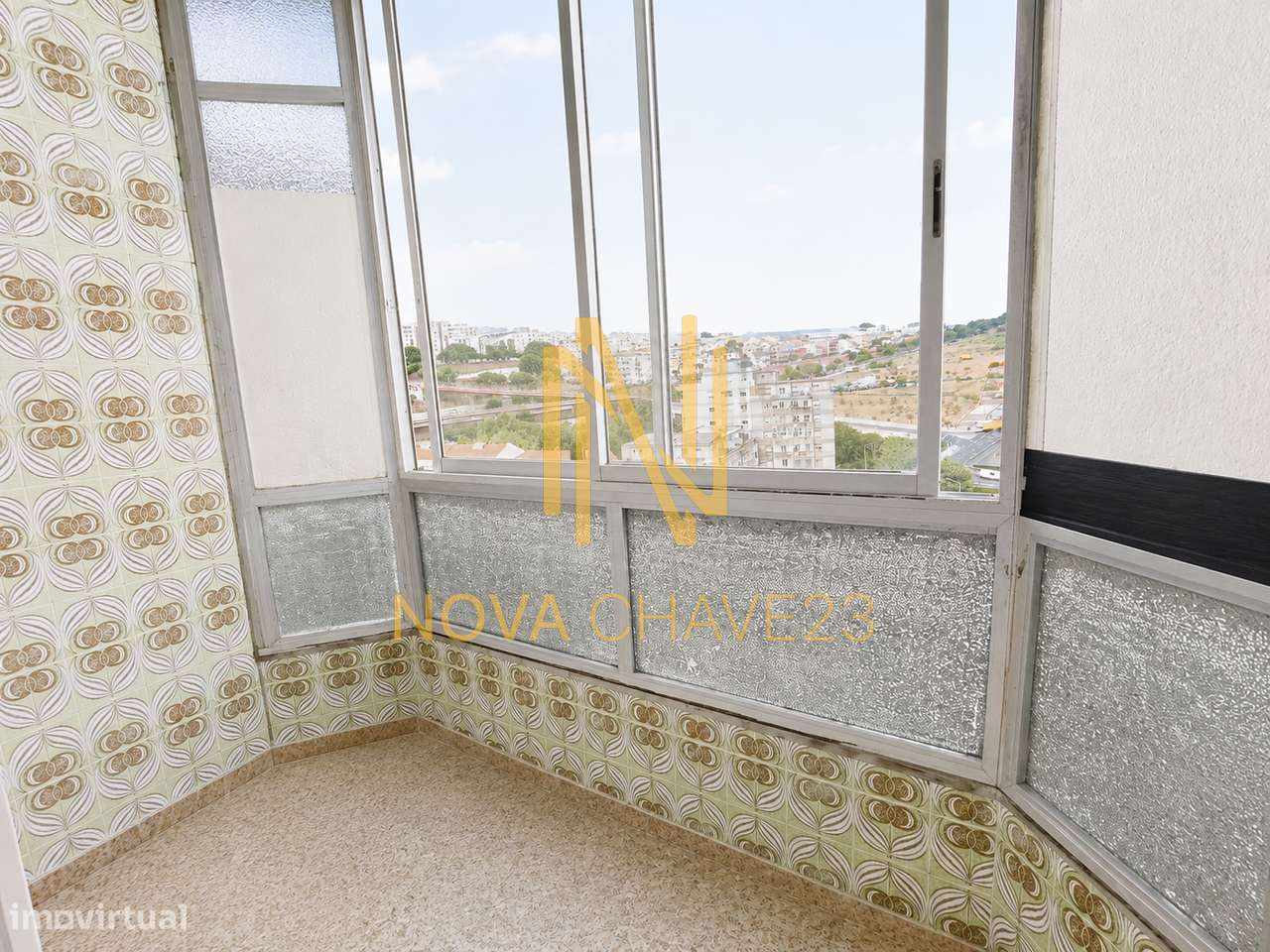 Apartamento T2 na Av. Bons Amigos | 9.º Andar | Varandas Fechadas-10