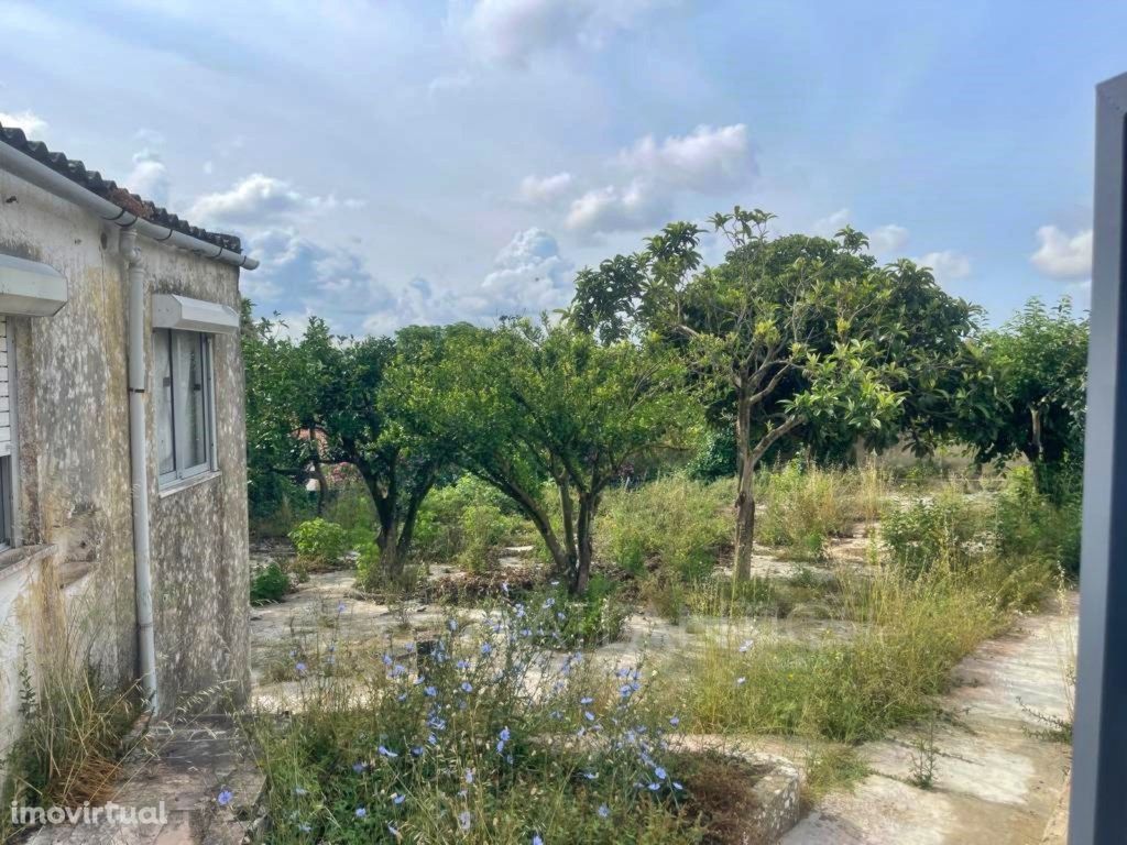 Terreno urbano em zona central e calma de Belas