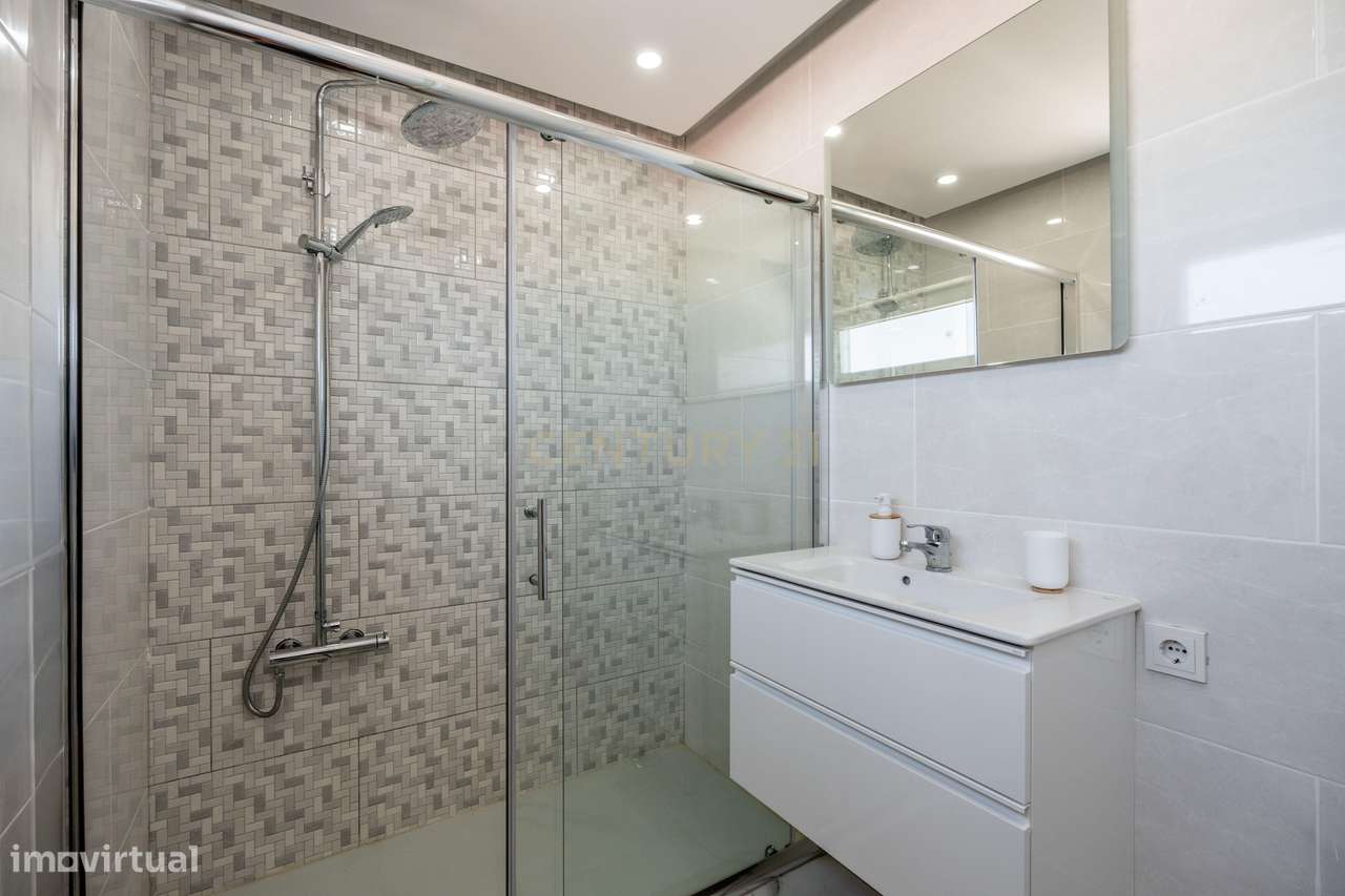 Exclusivo Apartamento T2 | Único Apartamento no 7º Piso | Vista Rio |-13