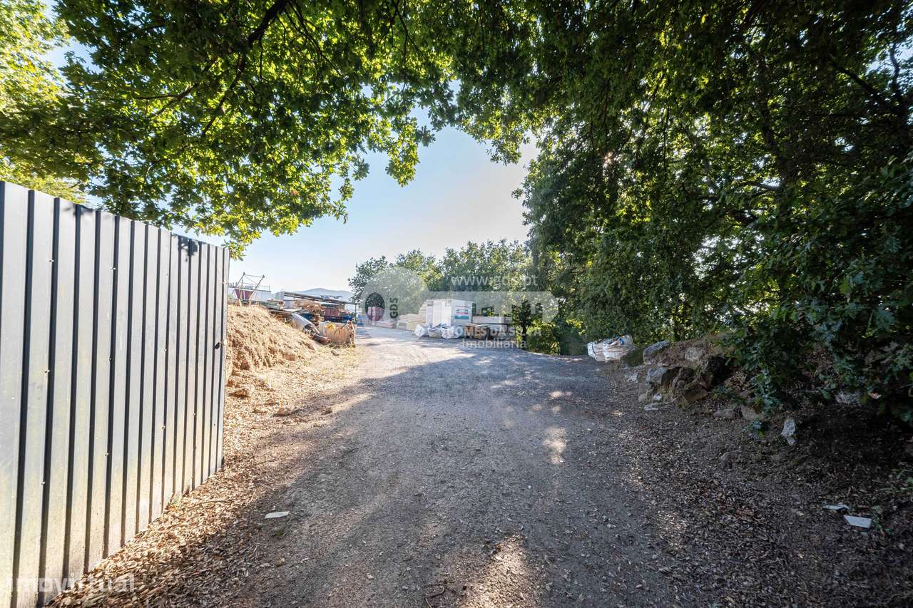 Terreno Urbano com 4605m2 em Esporões-1
