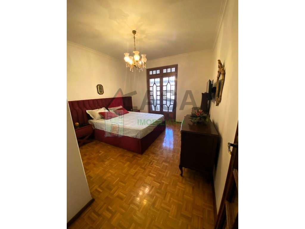 Moradia T15 com Renda Ativa + de €12.000/mês em Famões-37