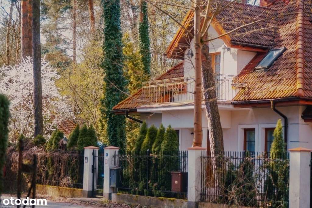 Dom rodzinny z niezależnym biurem lub mieszkaniem