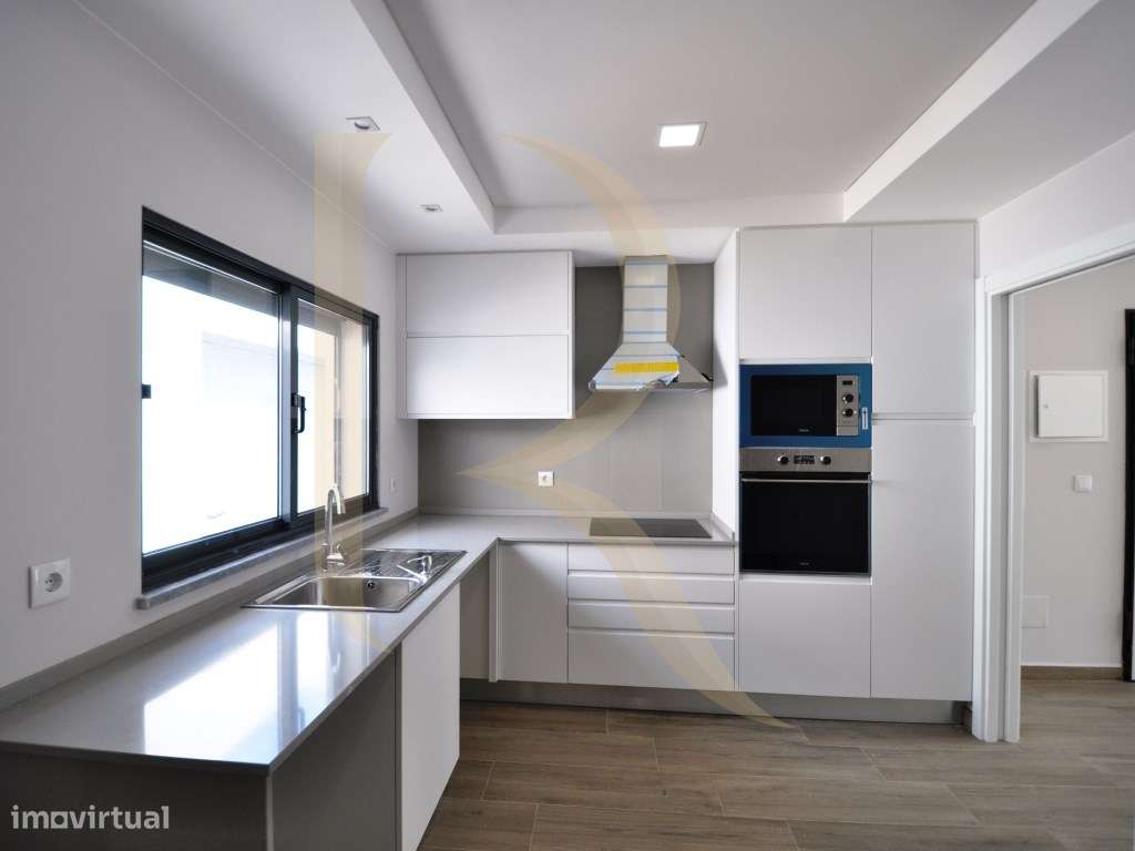 Moradia geminada nova T3 com garagem e terraço na Quinta do Conde-11