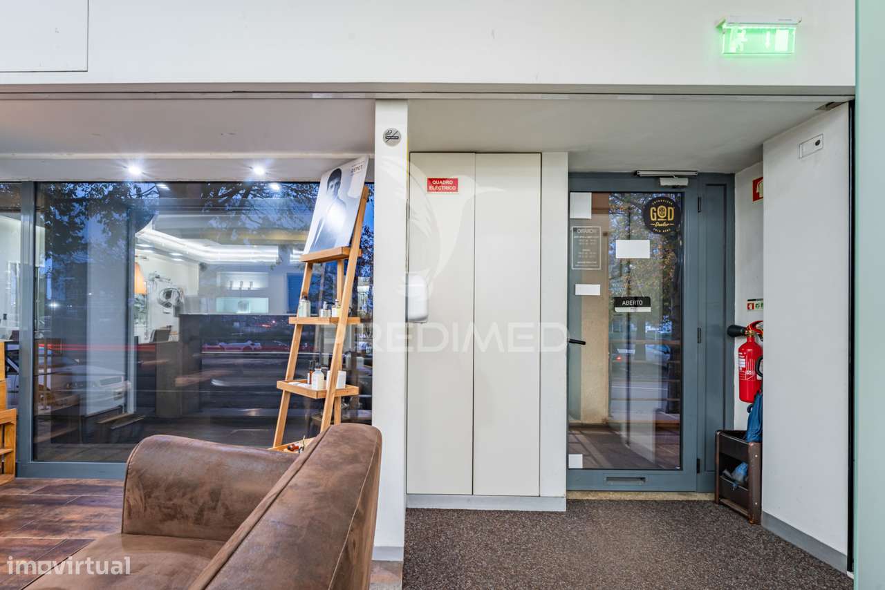 Loja junto Rotunda  Eng. Edgar Cardoso em vila Nova de Gaia - Grande imagem: 4/20