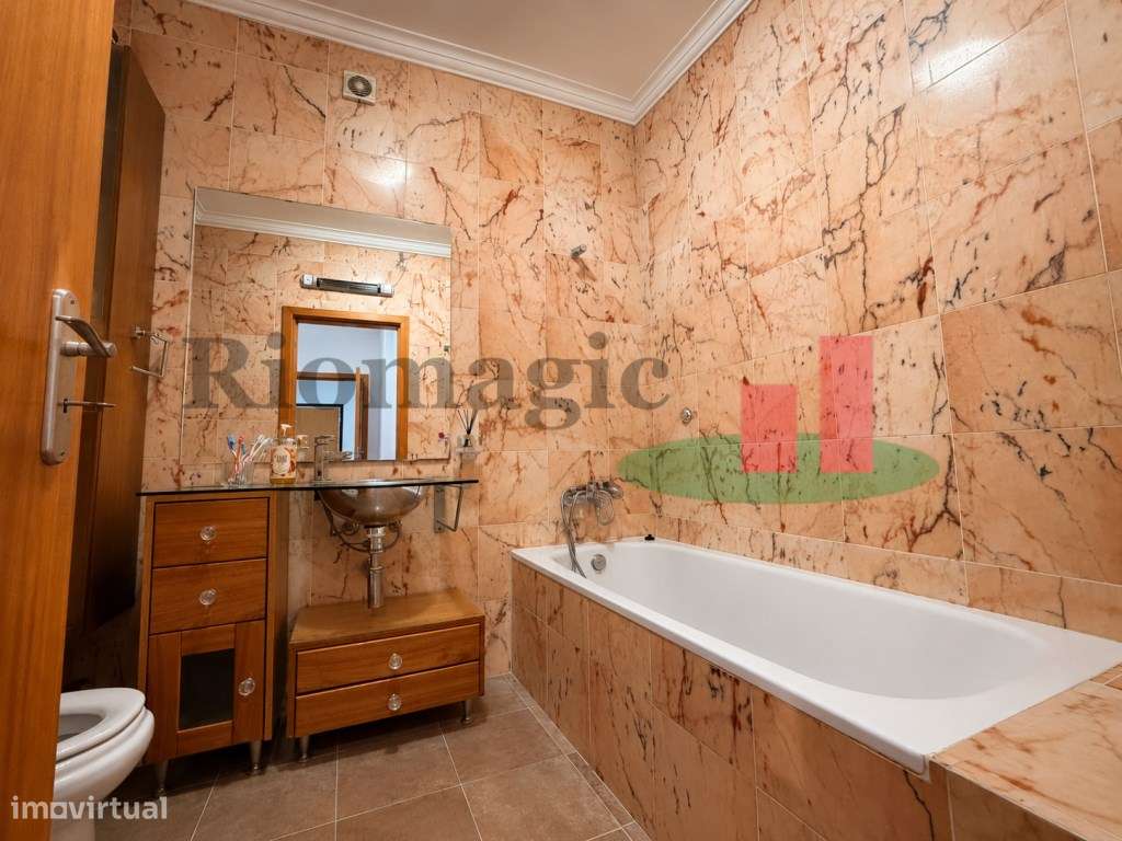 Apartamento T3 com Excelentes Áreas, Varandas e Garagem em Rio Maior-7