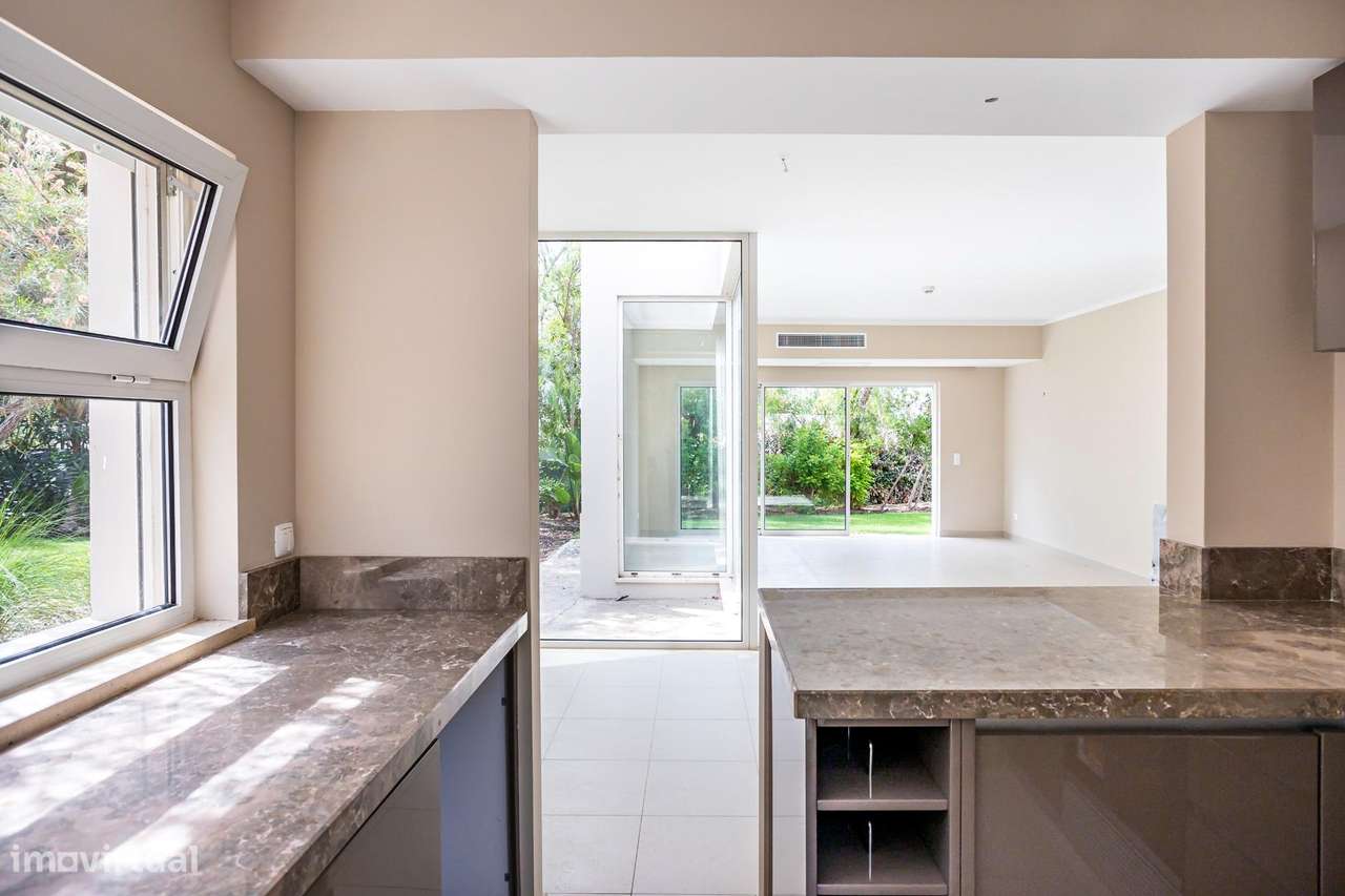 Moradia de Luxo em Condomínio Exclusivo com Piscinas no Carvoeiro-13