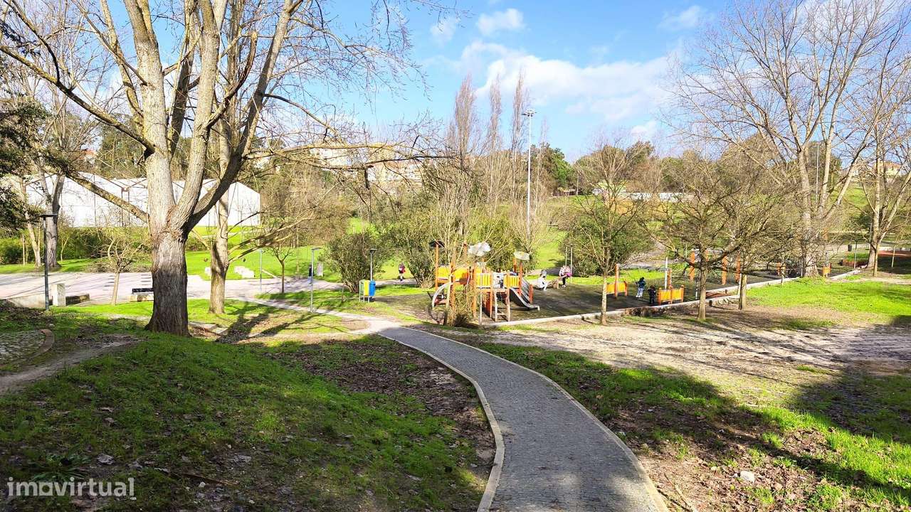 Apartamento T2 com Luz Natural e Localização Tranquila-12