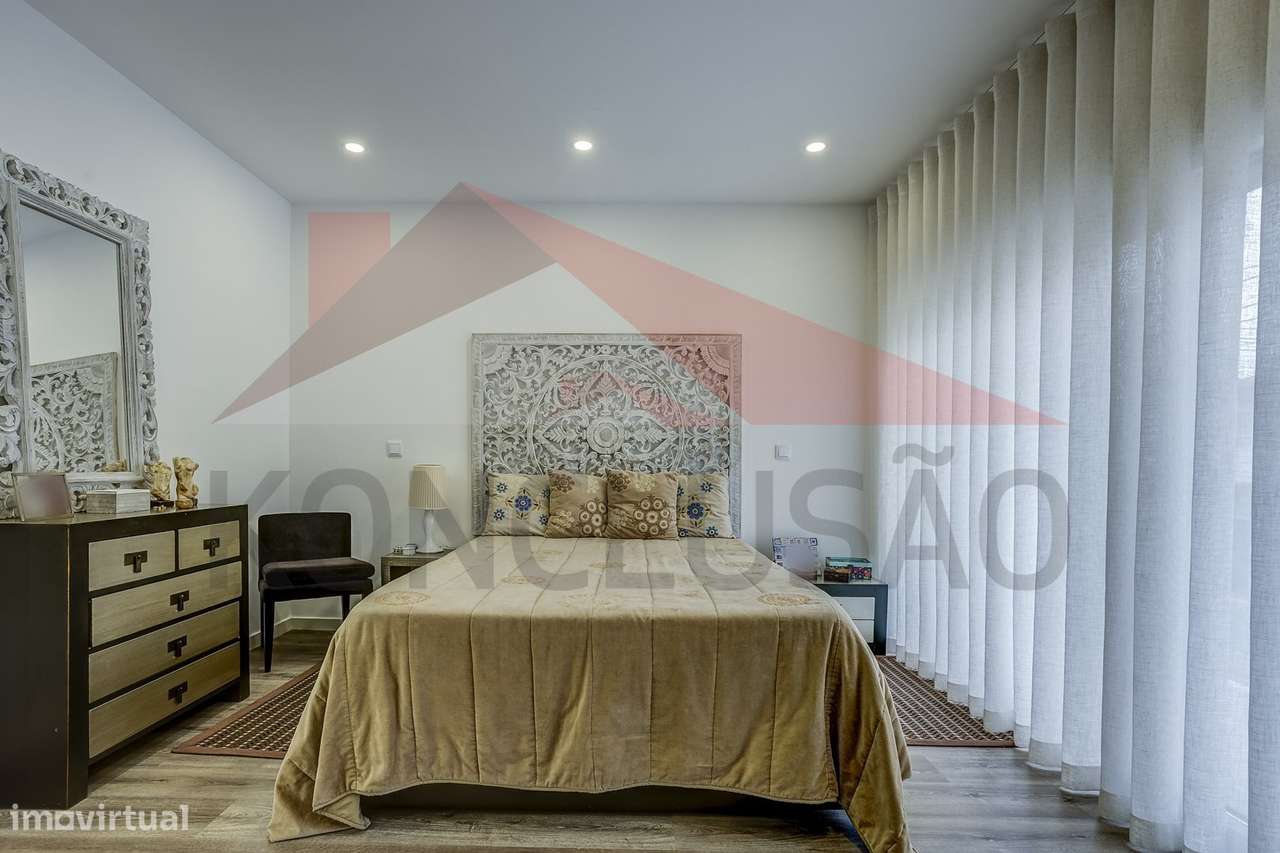 Moradia T4 de arquitetura moderna, estado de nova.-28