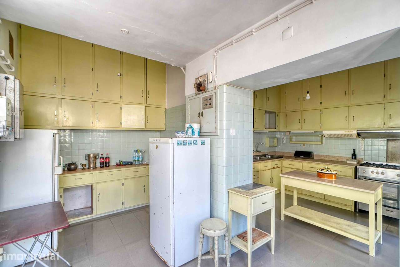 Moradia para recuperar no centro do Estoril, com piscina e vista mar-32