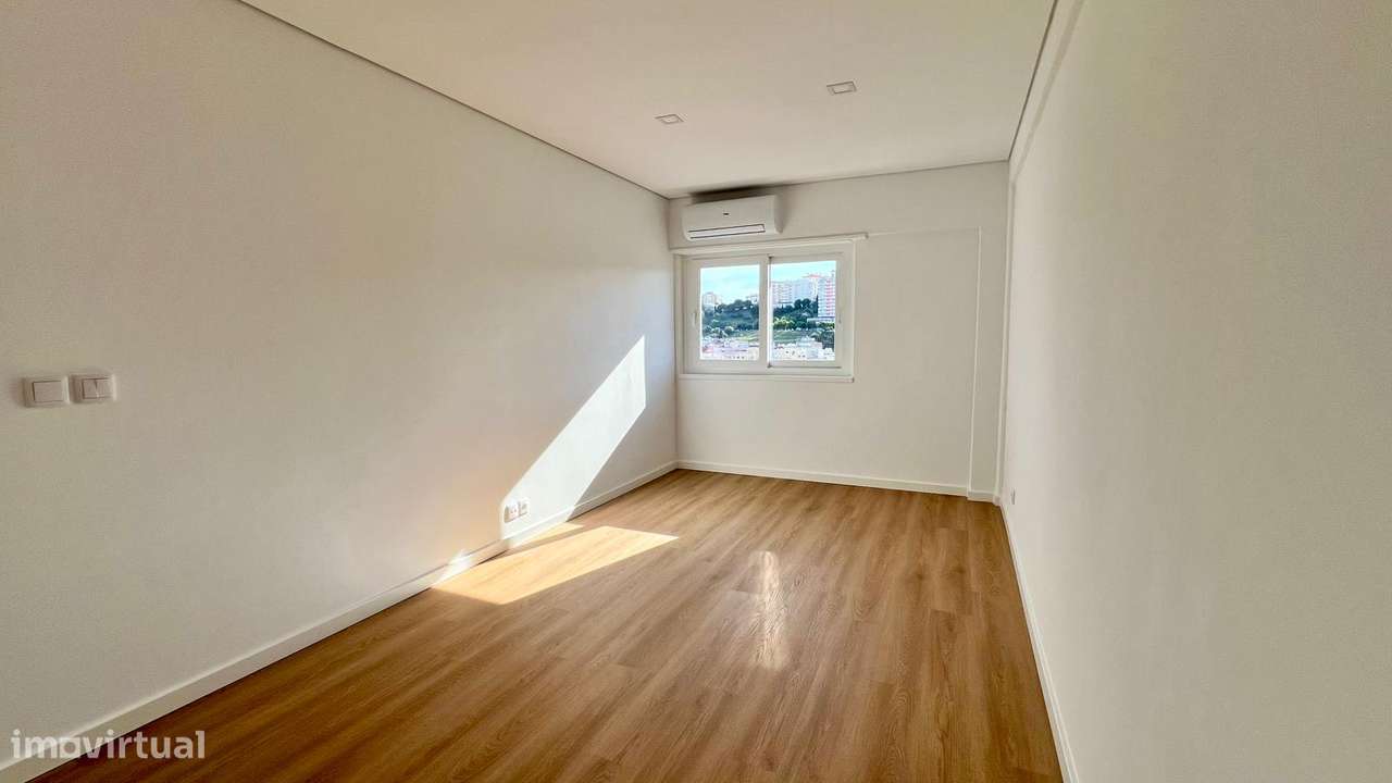 Apartamento T3+1 Duplex | 154 m² | Totalmente Remodelado | Queluz-15
