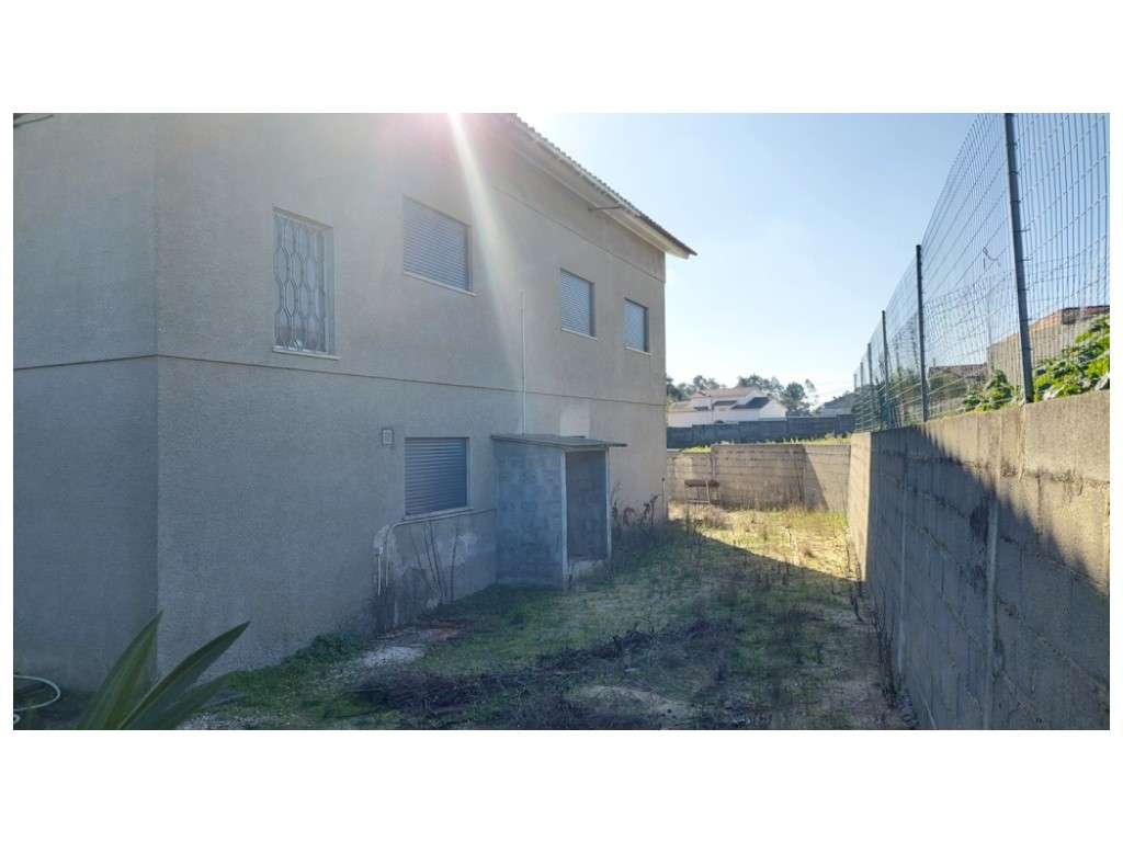 Moradia T3+3 individual no Lameiro - Carvide-44