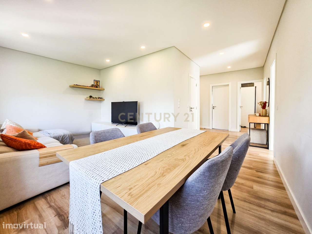Apartamento Renovado com três Frentes em Verderena, Barreiro-3