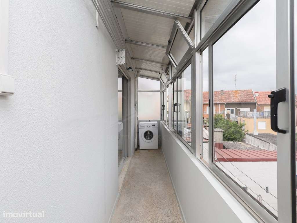 Apartamento T2 Parcialmente Remodelado em Valbom | Oportunidade aba...-24