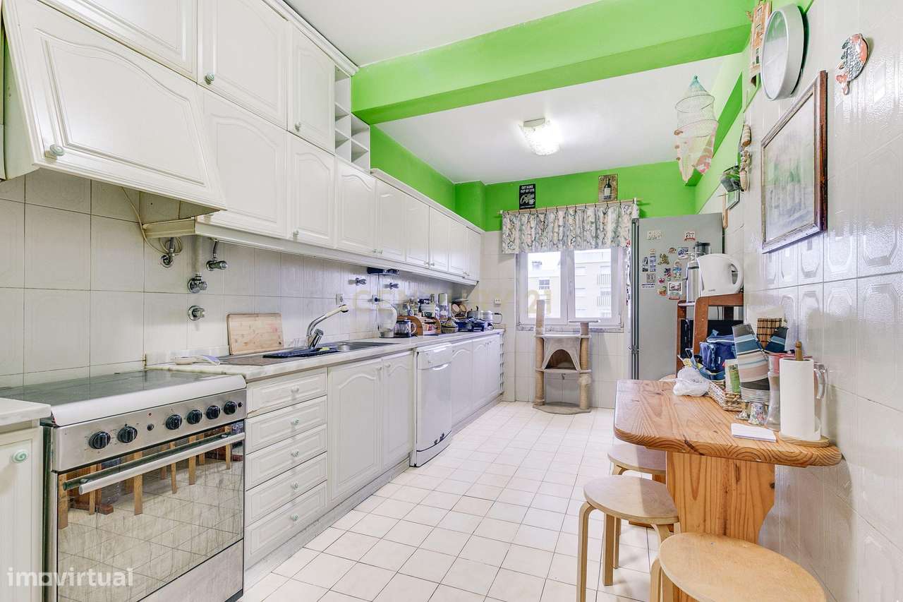 Espaçoso apartamento T4 transformado em T3-27