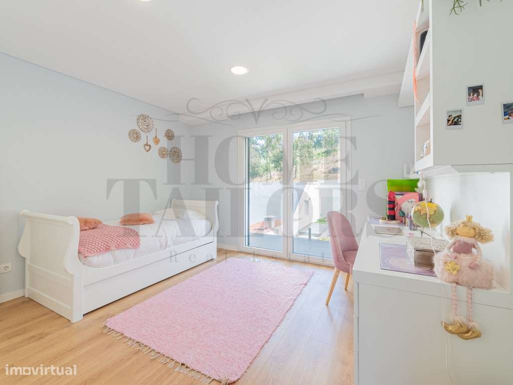 Moradia T3 em Caneças, com excelente jardim e garagem-13