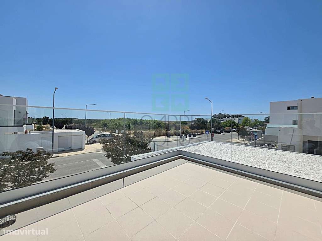 Moradia T4 com Piscina e Garagem Dupla perto do Centro de Tavira-19