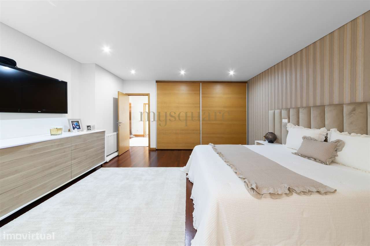 Moradia T4 geminada, com excelentes áreas, a 2 minutos do centro de Sa-24