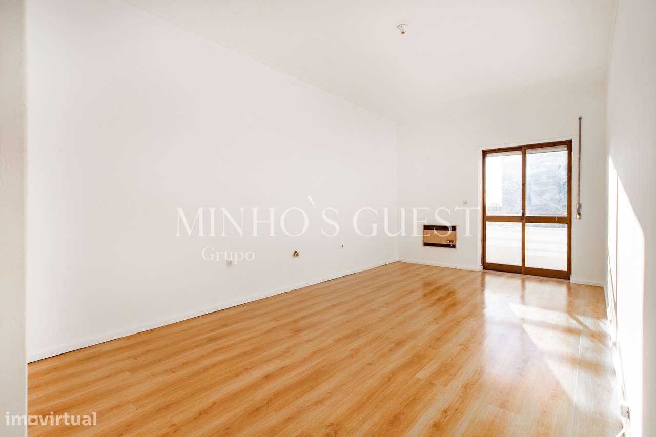 Apartamento T3 de último andar c/ varanda e vista para Av. Liberdade --22