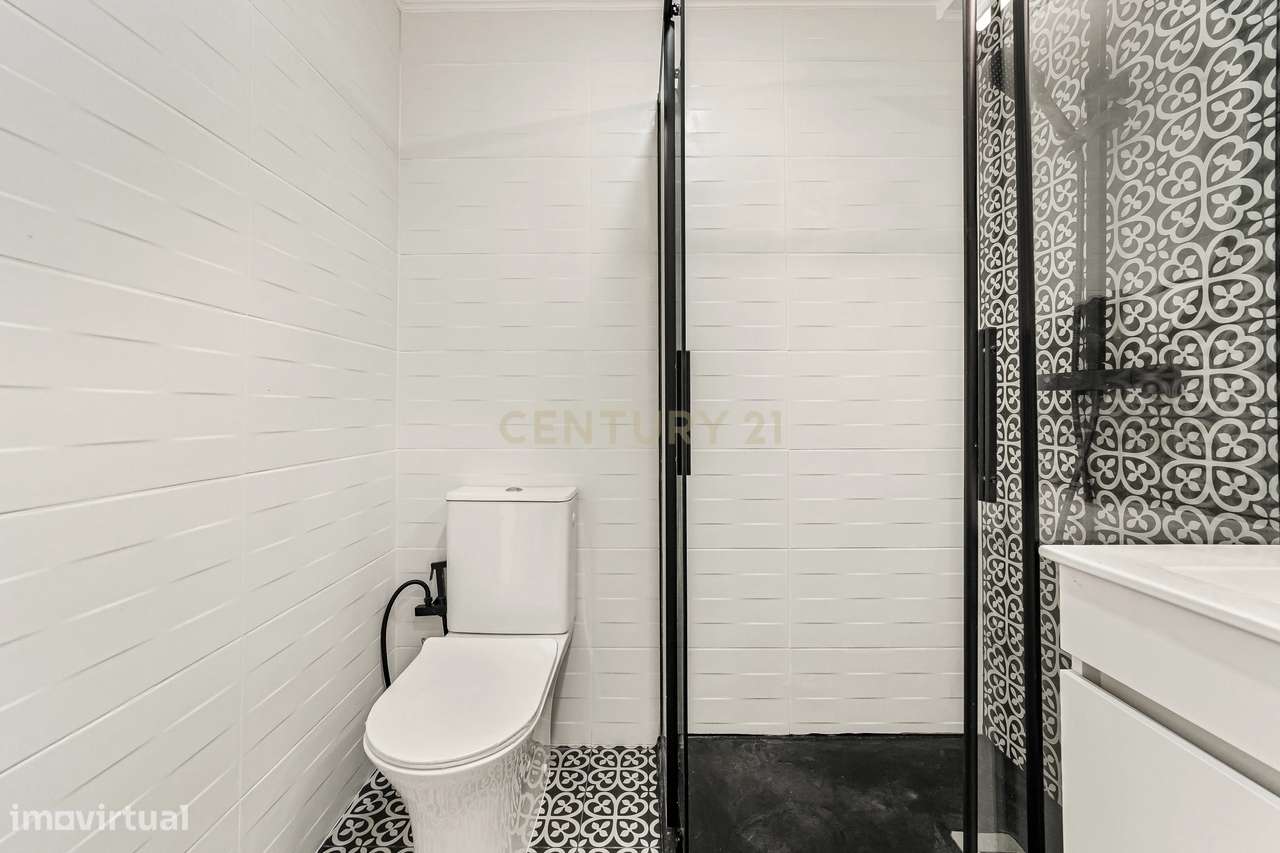 Prédio Totalmente Renovado com 2 apartamentos T1 e espaço exterior no-14