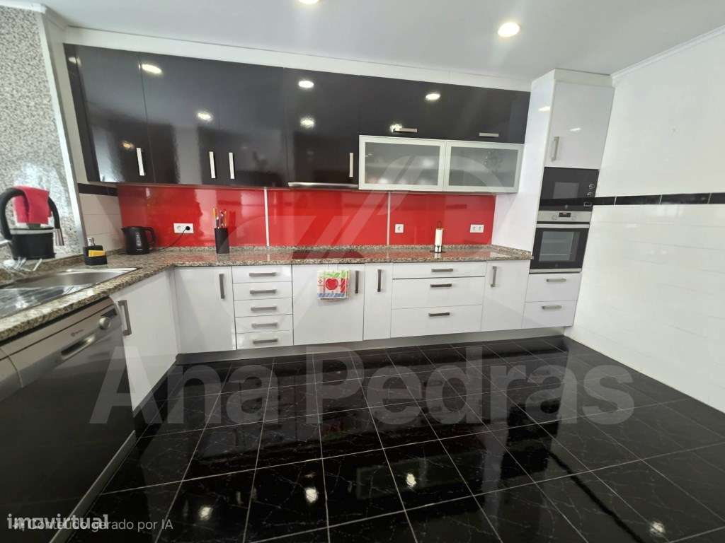 Moradia Bi-Familiar Totalmente Remodelada com Logradouro e Elevado ... - Grande imagem: 2/54