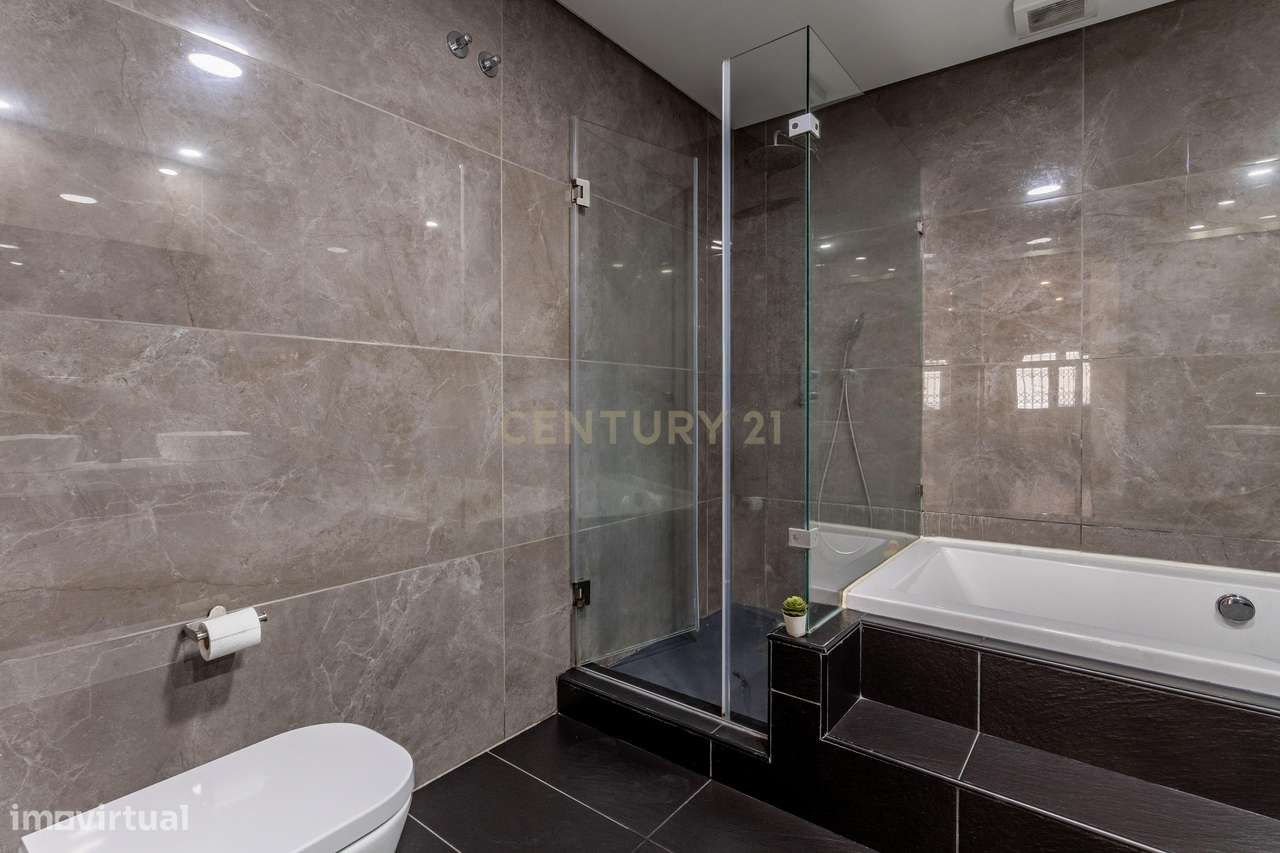 Procura espaço e conforto? Veja este T4 Duplex-20