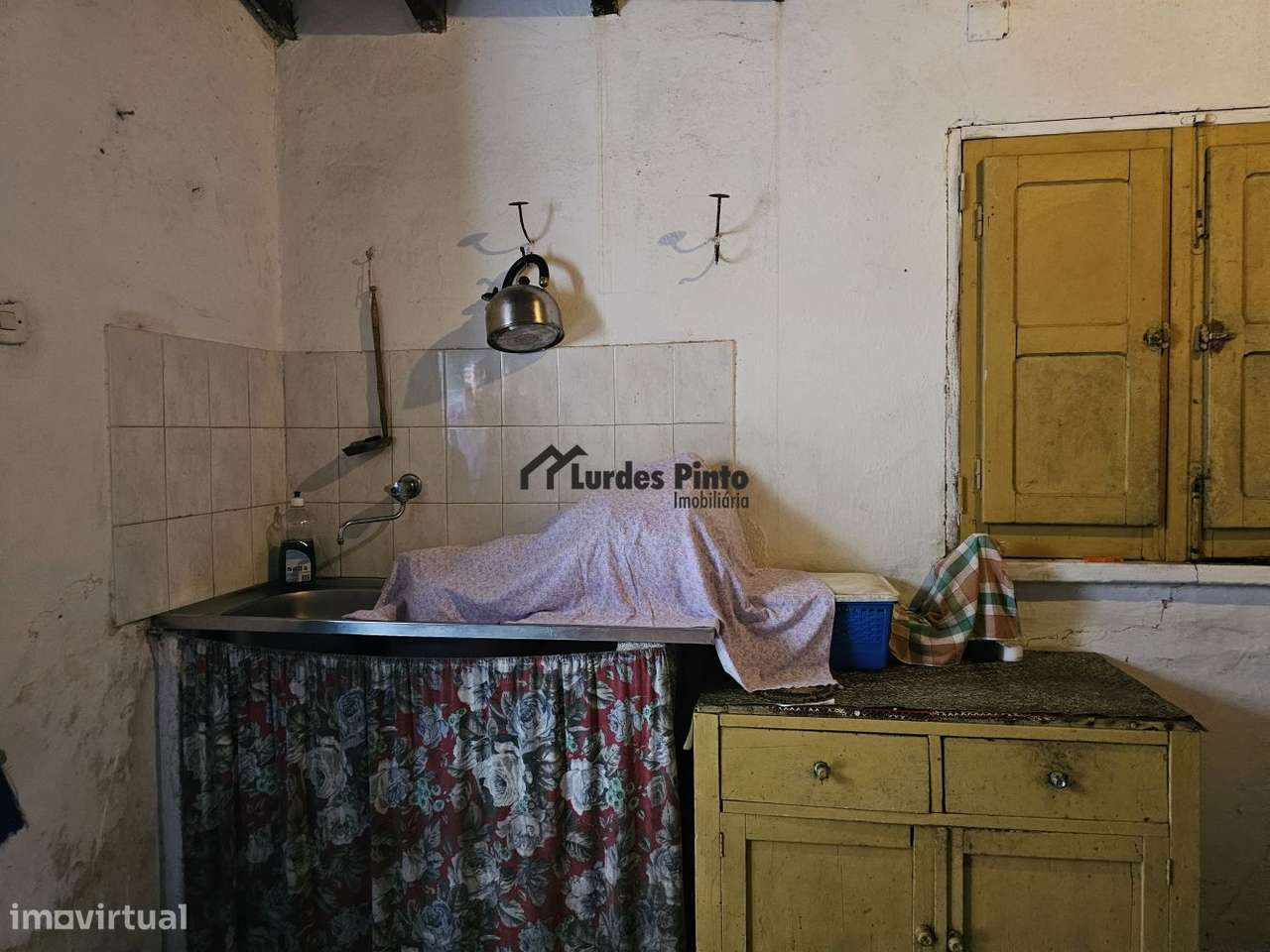 Moradia com dois pisos e logradouro-19