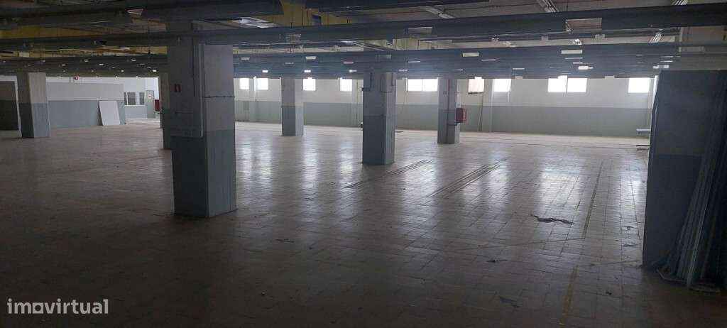Armazém para arrendar em Camarate - Grande imagem: 4/7