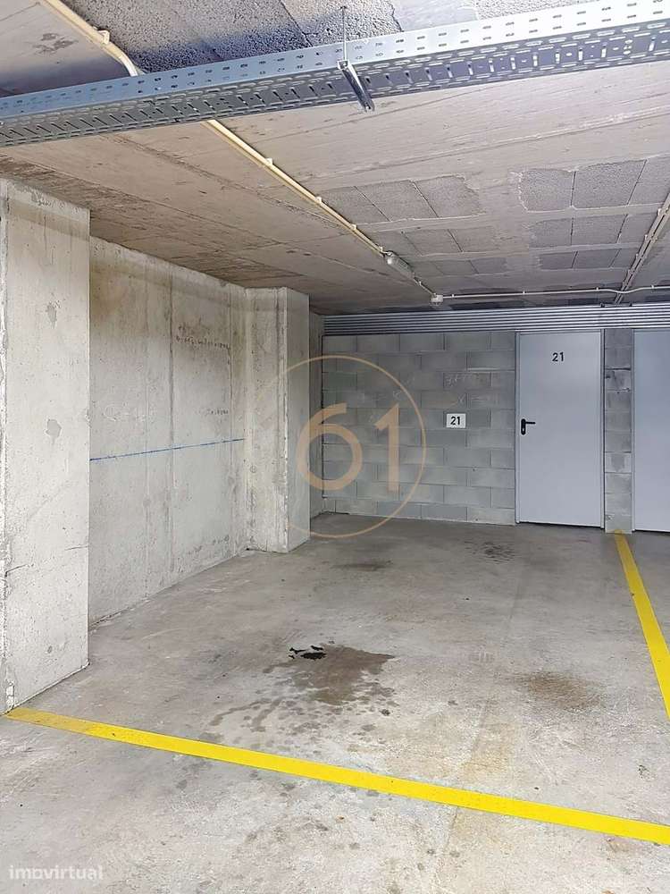 Apartamento T4 Duplex com Terraço e 4 Lugares de Garagem, com Possibil-40