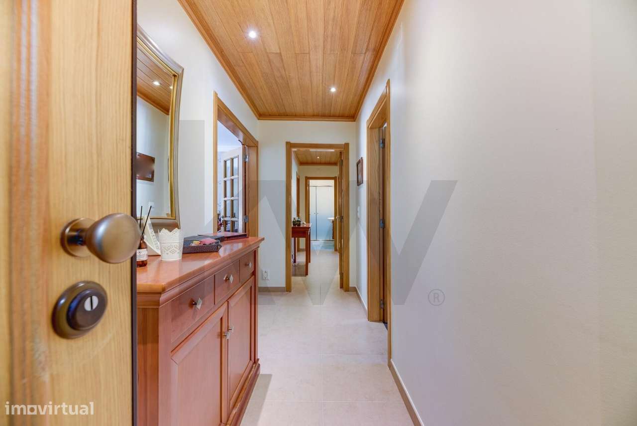 Apartamento T3 | Terraço, Box e Arrecadação | Urbanização da Ribeirada - Grande imagem: 2/41