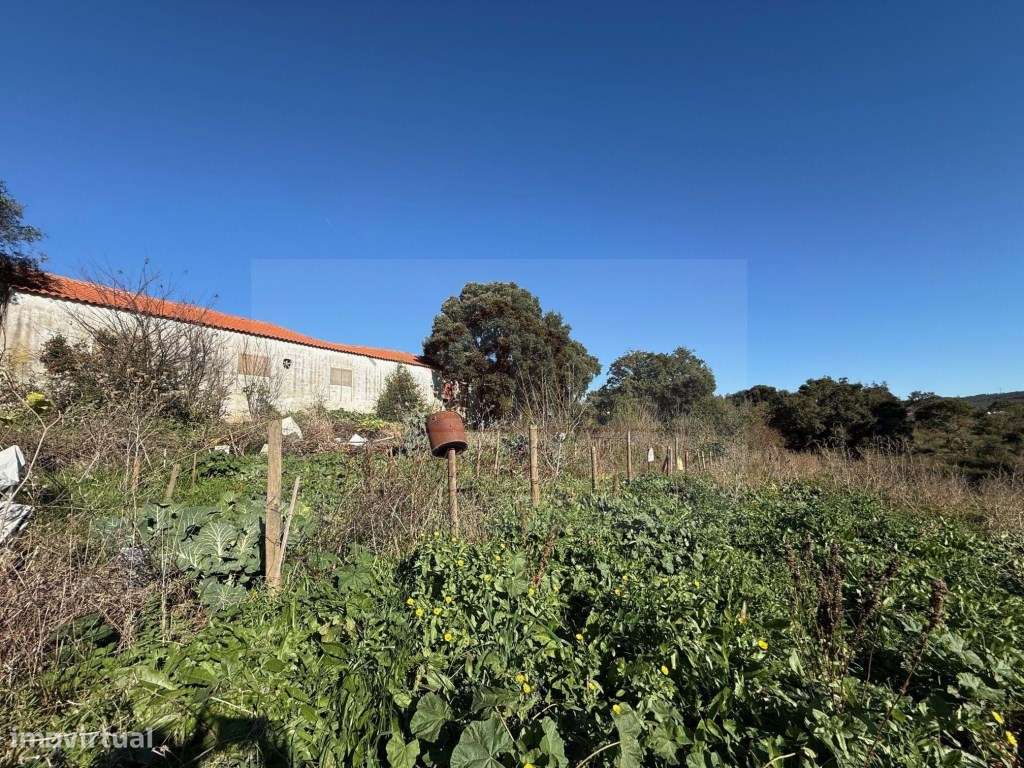 Moradia individual com anexos, piscina, armazéns e terreno-19