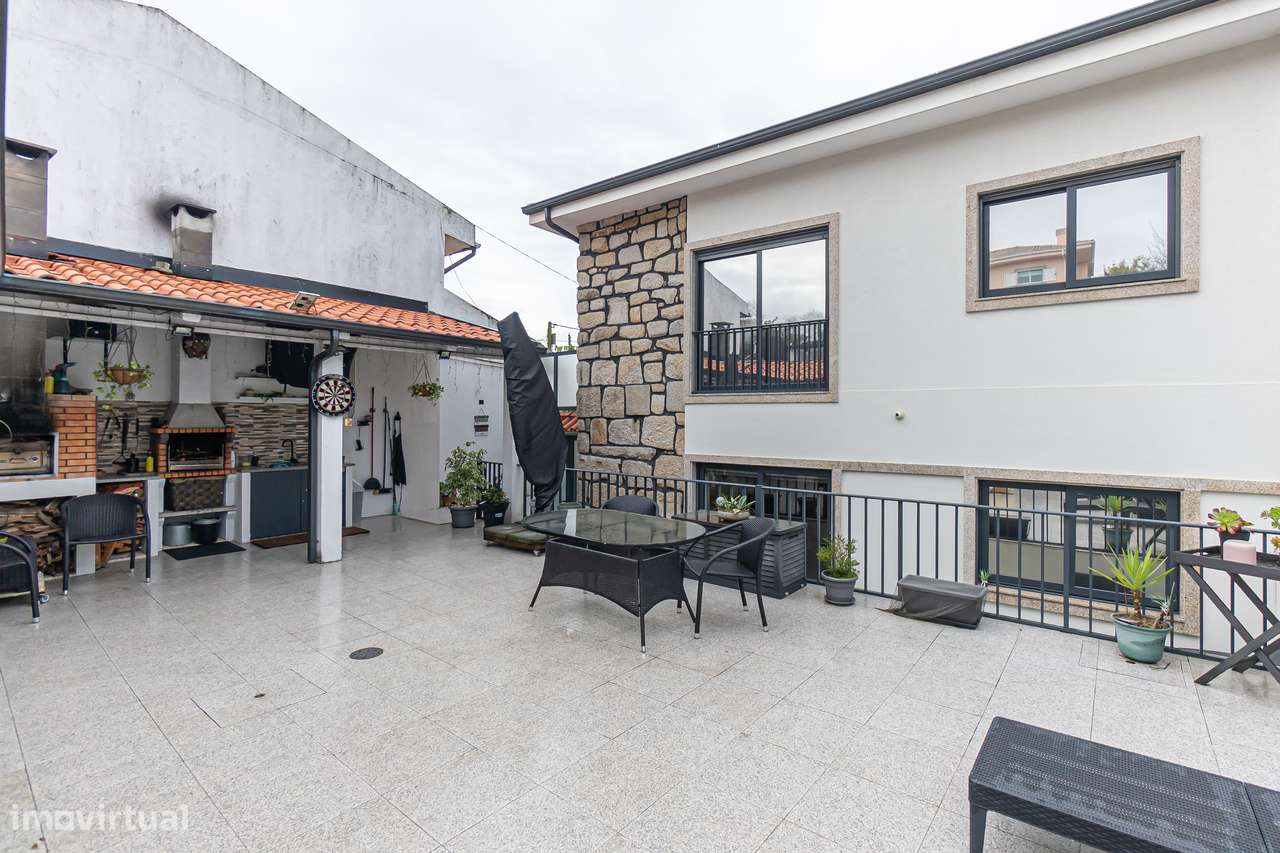 Moradia T4+1 renovada com anexo e jardim em Canidelo-14