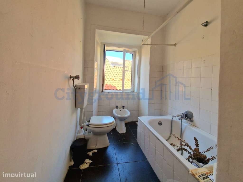 Apartamento T2 Duplex no Príncipe Real para reabilitar a seu gosto-8