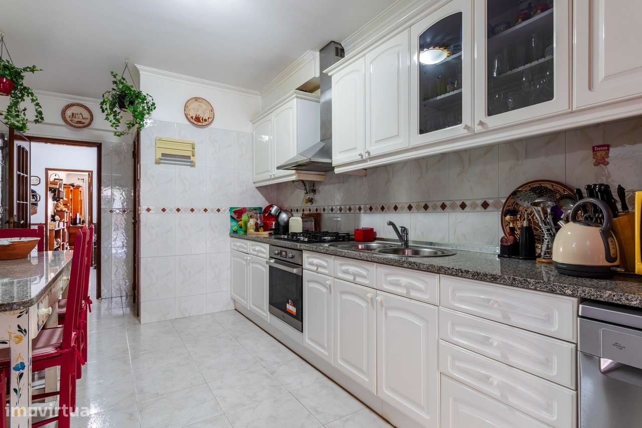 Apartamento T2 c/ 2 Lugares de Estacionamento e Terraço c/ 30m2 em Mem-18
